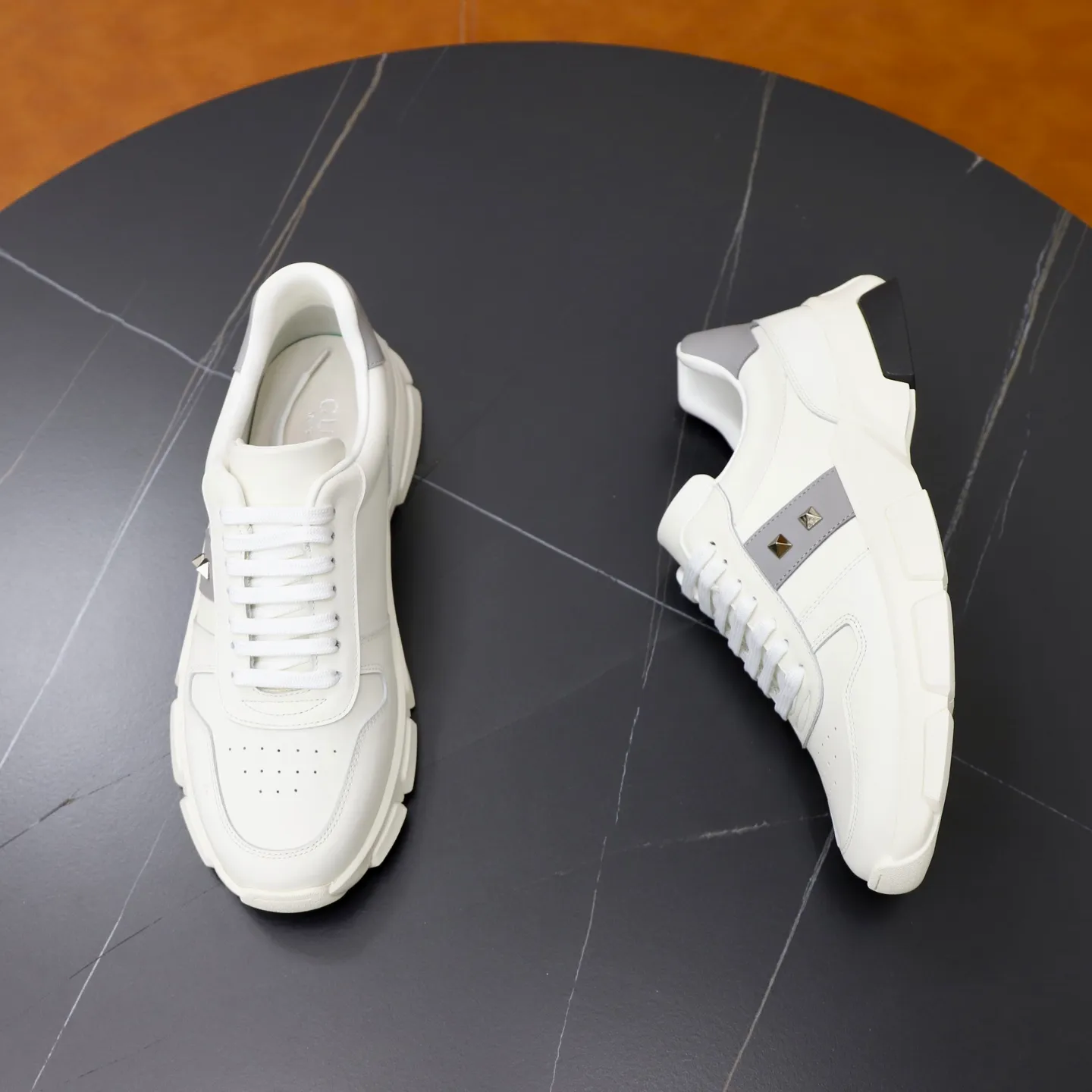 Ex-factory price: 540💰💰🙅‍♂️🙅‍♂️🙅‍♂️ Brand: GUCCI Standard code: 38-44 (45 customized) Grade: Same as the official website Material: Cowhide stitching Comfortable and breathable sheepskin lining Lightweight and wear-resistant sports outsole Style category: Men's fashionable casual shoes Running sports shoes Distinguished luxury brand elements Top luxury color: actual picture color